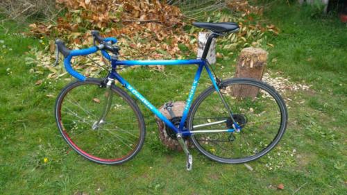Un vélo rapide avec pneus confort sur base de cadre acier breton