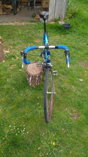 Un vélo rapide avec pneus confort sur base de cadre acier breton