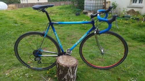 Un vélo rapide avec pneus confort sur base de cadre acier breton